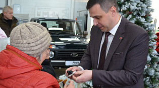 Управляющий Отделением Социального фонда вручил ключи от новых автомобилей 11 костромичам, пострадавшим на производстве